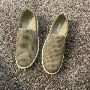 Olukai slippers brand new